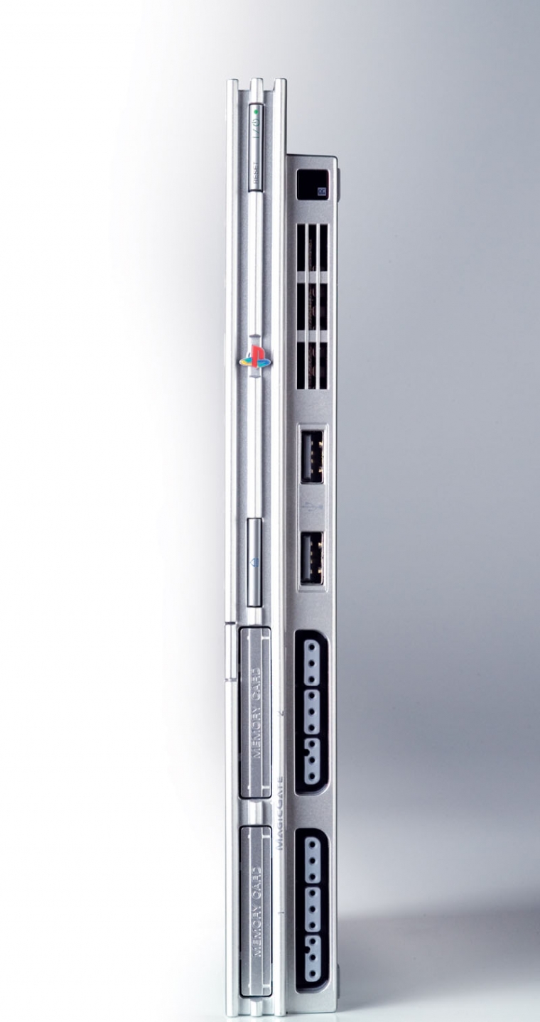 Sony annonce la PlayStation 2 Silver