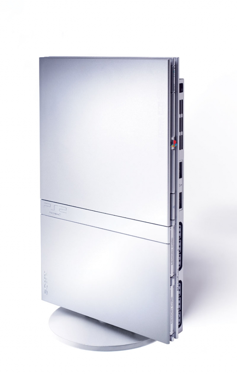 Sony annonce la PlayStation 2 Silver