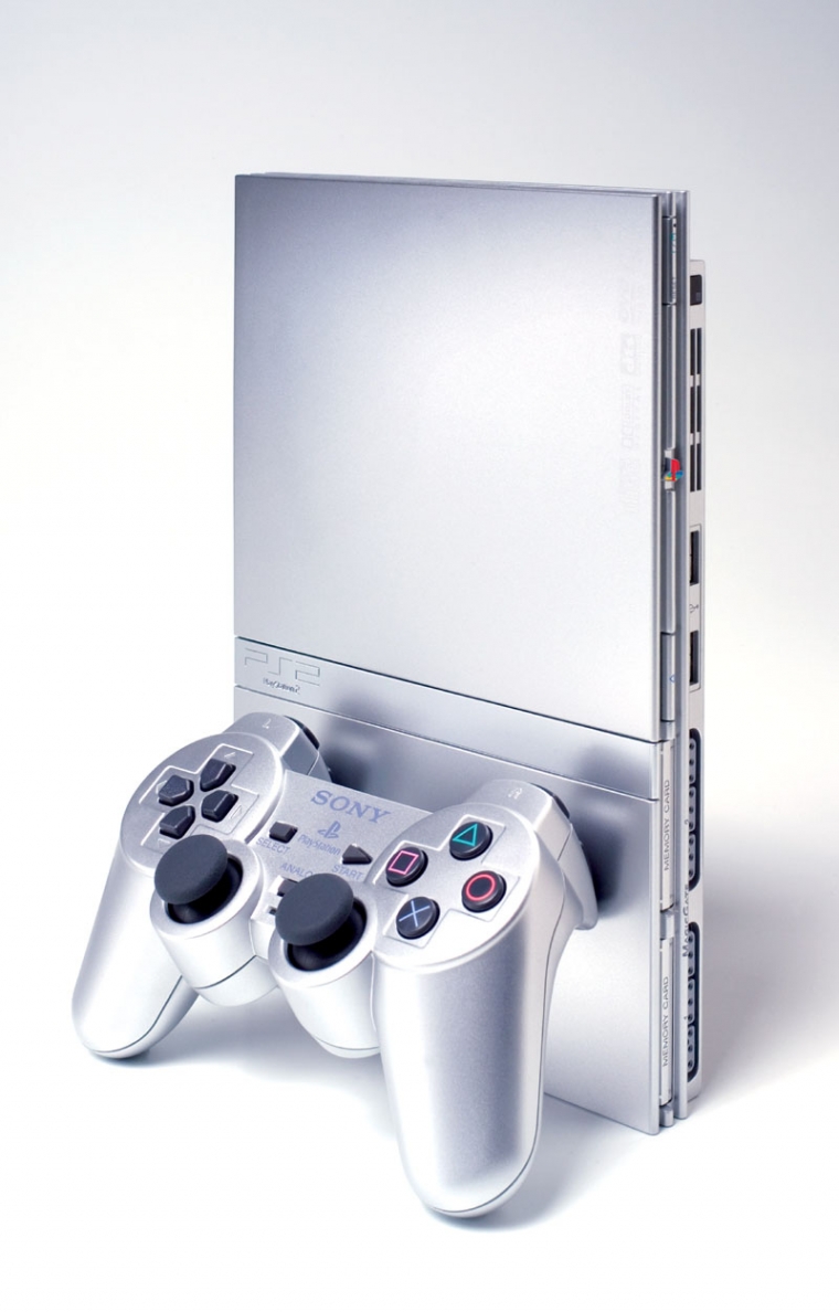Sony annonce la PlayStation 2 Silver