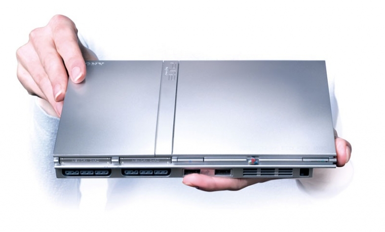 Sony annonce la PlayStation 2 Silver