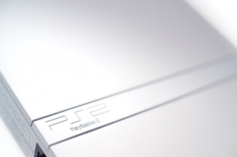 Sony annonce la PlayStation 2 Silver