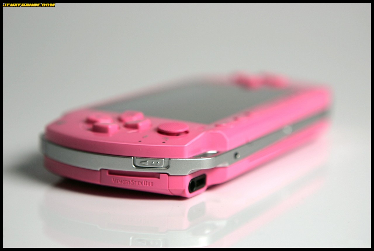 La PSP Pink prend la pose