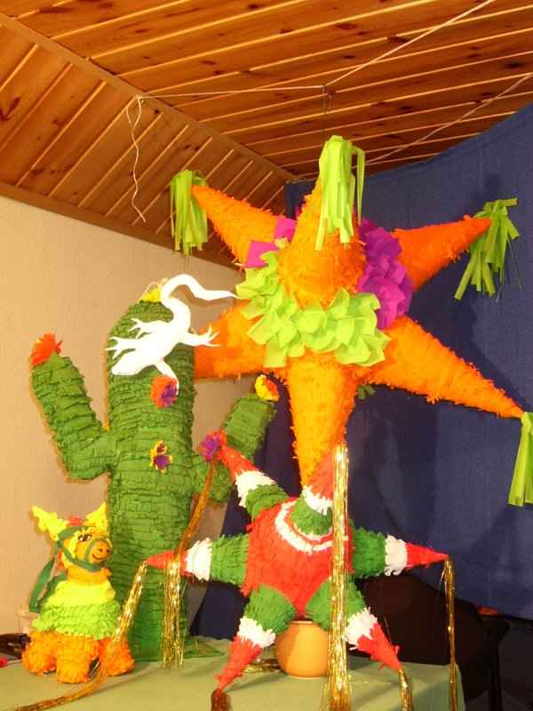 Rare s'amuse à briser des pinatas