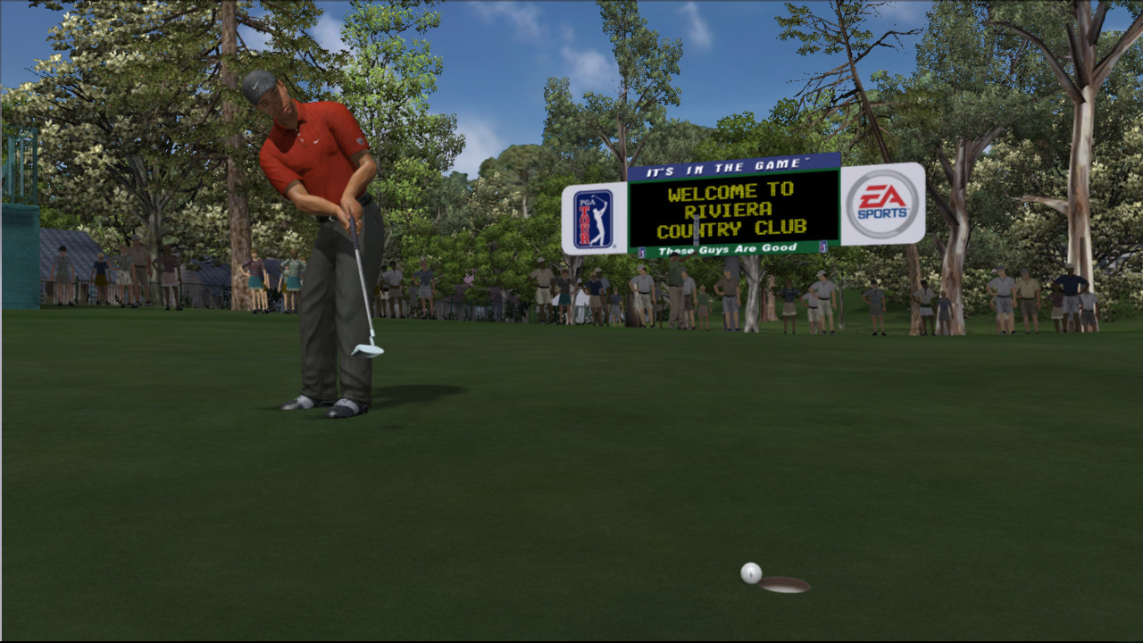 Tiger Woods swingue sur le green