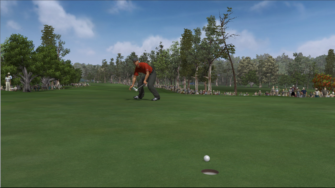 Tiger Woods swingue sur le green