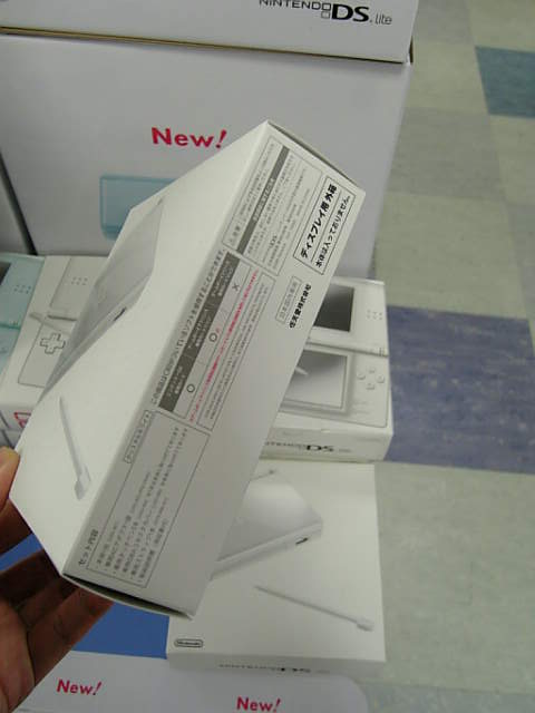 Le packaging de la Nintendo DS Lite