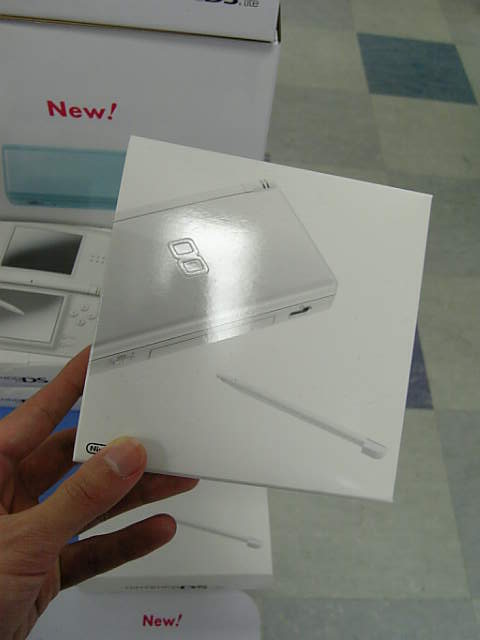 Le packaging de la Nintendo DS Lite