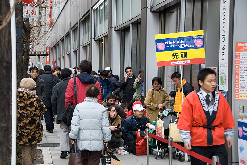 La Nintendo DS Lite débarque au Japon