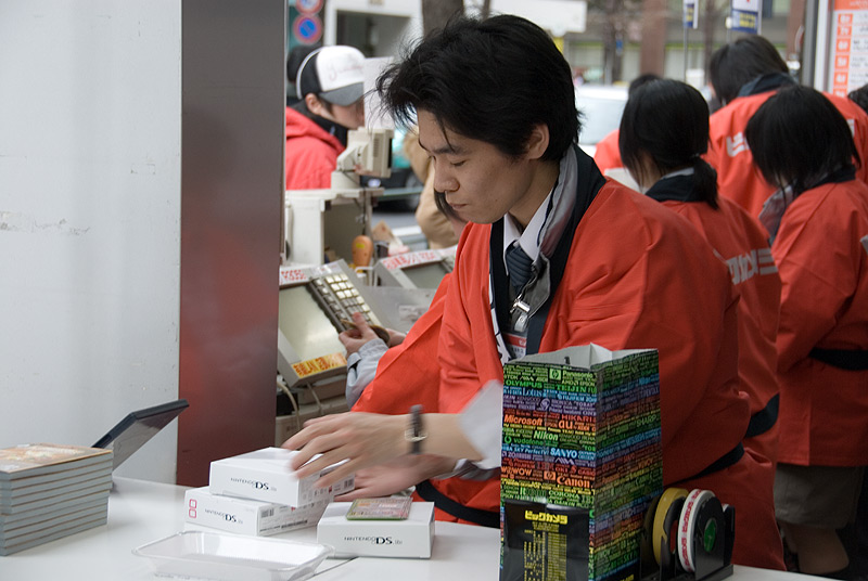 La Nintendo DS Lite débarque au Japon