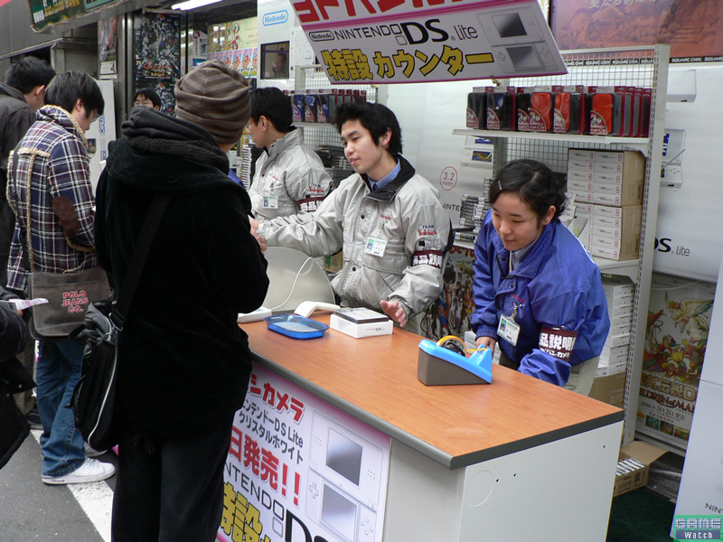 La Nintendo DS Lite débarque au Japon