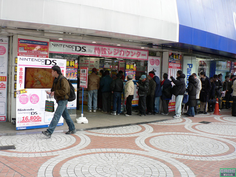La Nintendo DS Lite débarque au Japon