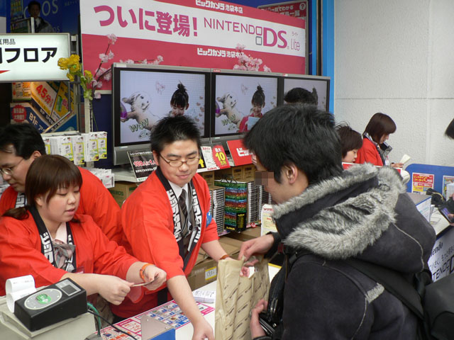 La Nintendo DS Lite débarque au Japon