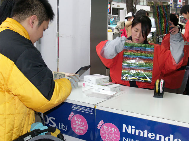 La Nintendo DS Lite débarque au Japon