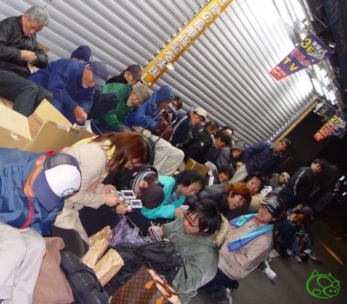 Shinjuku PSP Waiting line...