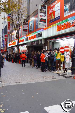 Shinjuku PSP Waiting line...