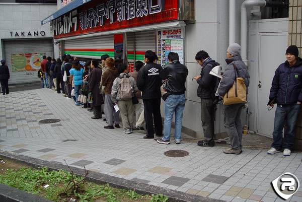 Shinjuku PSP Waiting line...