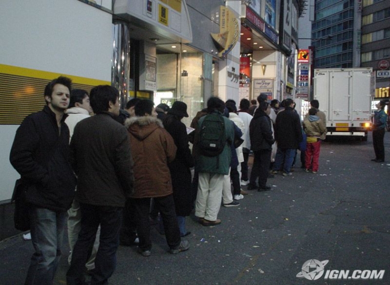 Shinjuku PSP Waiting line...